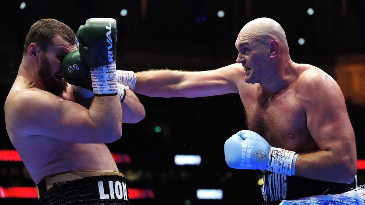 Fury při návratu do boxerského ringu porazil Machmudova na body